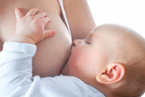 Грудное молоко защищает кожу ребенка