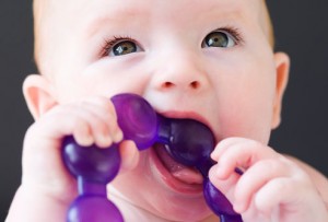 Как помочь ребенку во время прорезывания зубов?