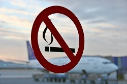 В аэропортах могут вновь разрешить курить