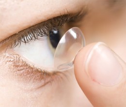 Эксперты назвали основные правила использования контактных линз летом