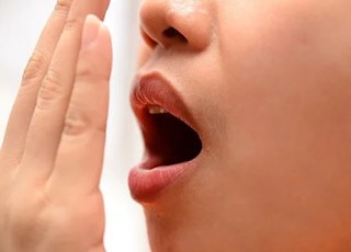 7 удивительных причин запаха изо рта