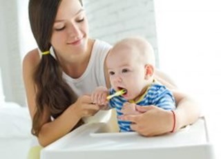 Как ухаживать за первыми зубками малыша?