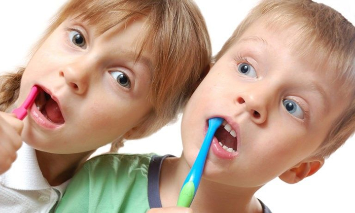 Как приучить ребенка чистить зубы