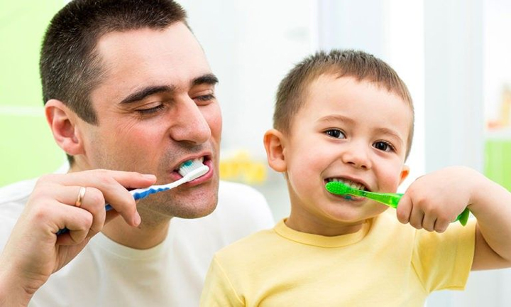 Чистите зубы вместе с детьми